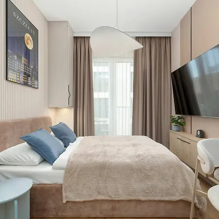 Beige By The River In With Balcony By Renters *