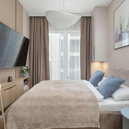 Beige By The River In With Balcony By Renters *